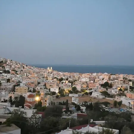 απεριόριστη θέα δίπλα στην πόλη Ano Syros