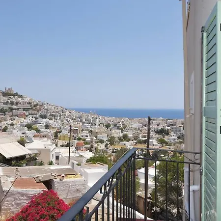 απεριόριστη θέα δίπλα στην πόλη Áno Sýros
