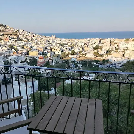 Apartment απεριόριστη θέα δίπλα στην πόλη Ano Syros
