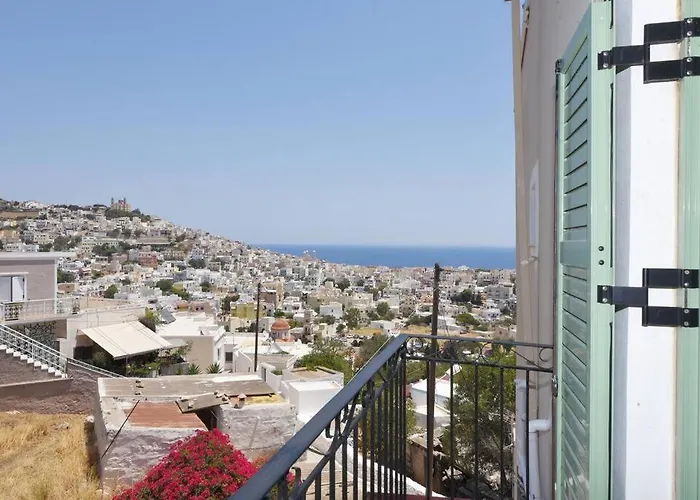 απεριόριστη θέα δίπλα στην πόλη Ano Syros