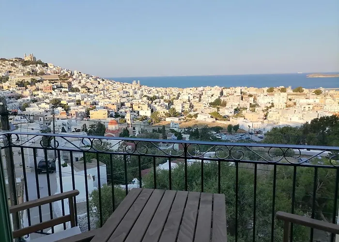 απεριόριστη θέα δίπλα στην πόλη Ano Syros