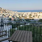 Апартаменты απεριόριστη θέα δίπλα στην πόλη Ано-Сирос