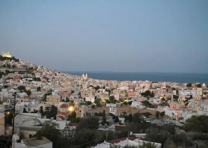 απεριόριστη θέα δίπλα στην πόλη Ano Syros